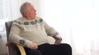 gri kazak dalgalar veda koltukta oturan yaşlı adam