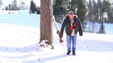 siyah kış ceket dondurulmuş adam ağaç ve gülümsüyor tarafından duruyor