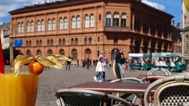 Lieu architectural extraordinaire avec des touristes près du café — Video