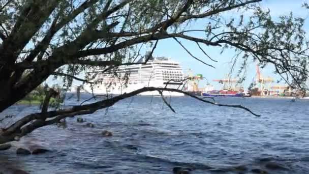 Navio de cruzeiro MSC Poesia entra no porto de Riga Osta no rio — Vídeo de Stock