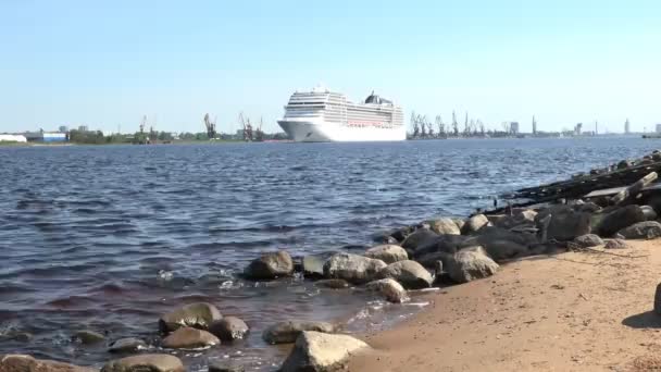 Vista do rio ondulado com aproximar-se grande navio de cruzeiro branco — Vídeo de Stock