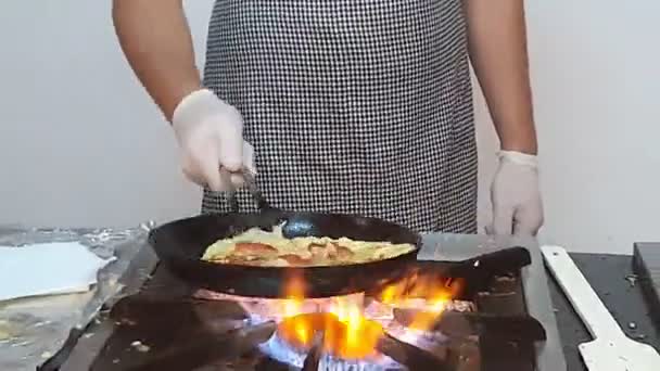 Šéf připravuje omeletu se zeleninou a strouhaným sýrem — Stock video
