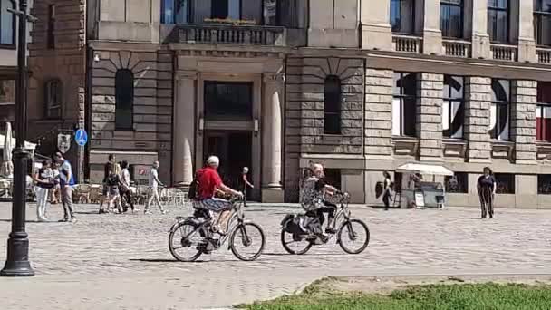 Un couple de personnes âgées a un repos actif et fait du vélo le long de la — Video