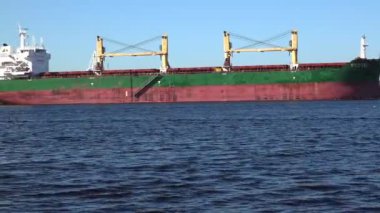 Vinç inşaatları ile konteyner gemisi yavaşça yelken
