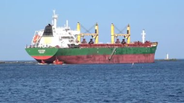 Kırmızı kesici nehir üzerinde büyük çizgili konteyner gemisi takip