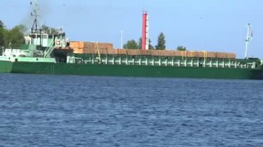 gemi taşıma büyük konteynerler nehir boyunca yelken