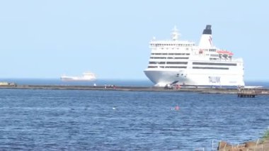 muazzam beyaz feribot gemisi dar Nehir iskelesine geçiyor