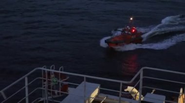 parlak fenerler ile tekne hızlı yelken büyük gemi kovalayan