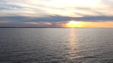 muhteşem gün batımı üzerinde huzurlu mor okyanus yüzey