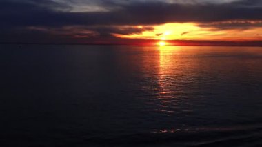 parlak yansıma yukarıda bulutlar arasında inanılmaz altın günbatımı