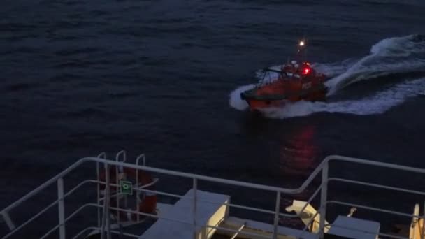 bateau avec des lampes de poche lumineuses chasse grand bateau naviguant rapidement 
