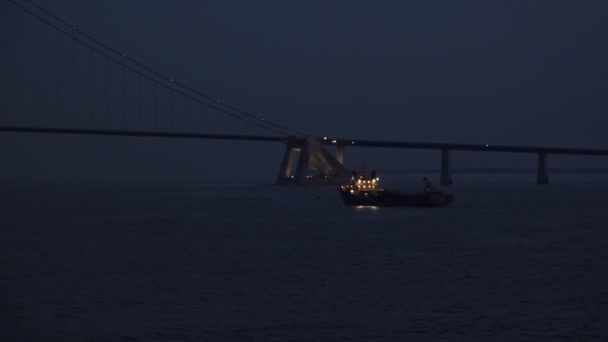 Barco con linternas brillantes navega en dirección al puente — Vídeos de Stock