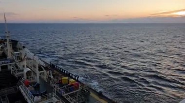 mavi sonsuz denizde birkaç güverte yelkenleri ile toplu taşıyıcı