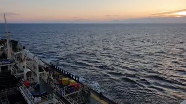 Bulk carrier met verschillende decks zeilen op blauwe eindeloze zee — Stockvideo