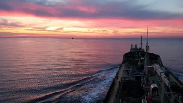 Bulk Carrier Silhouette segelt bei Sonnenuntergang auf tiefblauem Fluss — Stockvideo