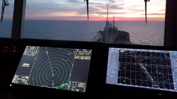 Système de navigation maritime avec affichages dans la salle de contrôle — Video