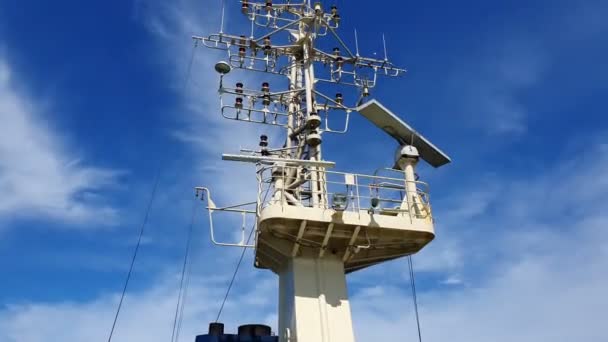 Навигационная башня танкера белого масла под голубым летним небом — стоковое видео