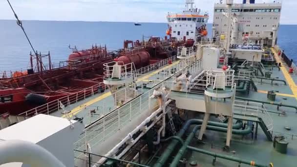 Нефтяные танкеры с различными насосными системами на верхних палубах — стоковое видео