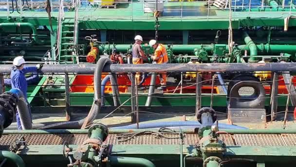 Чоловіки працюють з чорної ходотрубі підключення нафтових танкерів — стокове відео