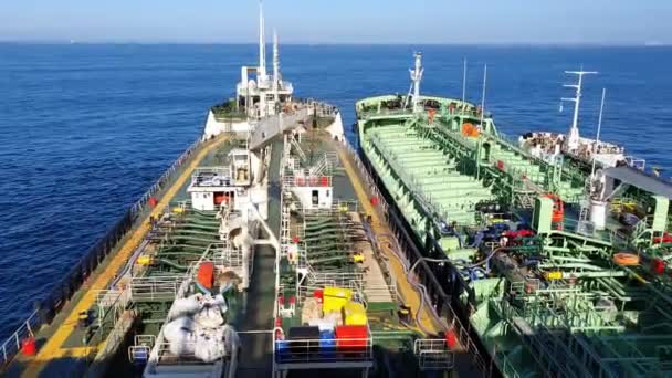 Современные нефтяные танкеры с различными трубами на синем бесконечном море — стоковое видео
