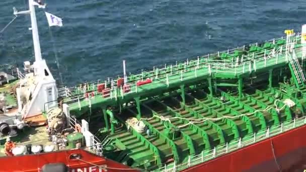 现代油轮与专业工作人员在甲板上航行 — 图库视频影像