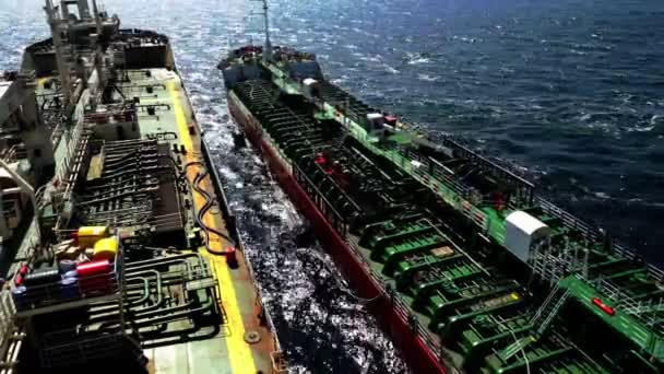 Petroliera moderna brughiere vicino alla nave su acque profonde blu mare — Video Stock