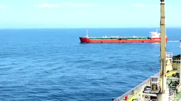 Red Oil Tankervaart langzaam in de buurt van het schip op kalme zee — Stockvideo