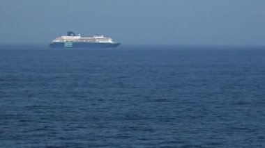 sonsuz denizde mavi ve beyaz modern Cruiseferry yelken