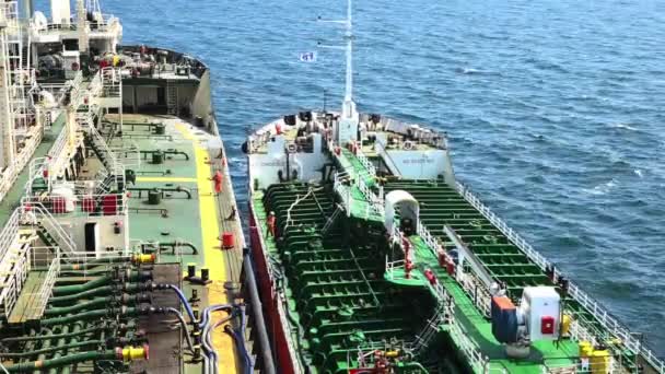 Petroliera brughiere vicino alla nave con specialisti qualificati — Video Stock