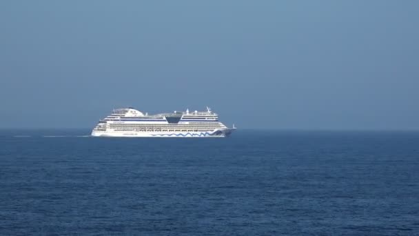 Ferry de crucero moderno blanco con varias velas de pisos — Vídeo de stock