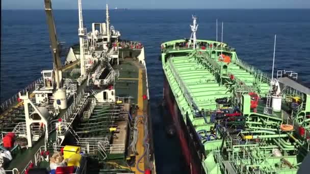 Bruna och gröna oljetankfartyg driver nära för pumpning — Stockvideo