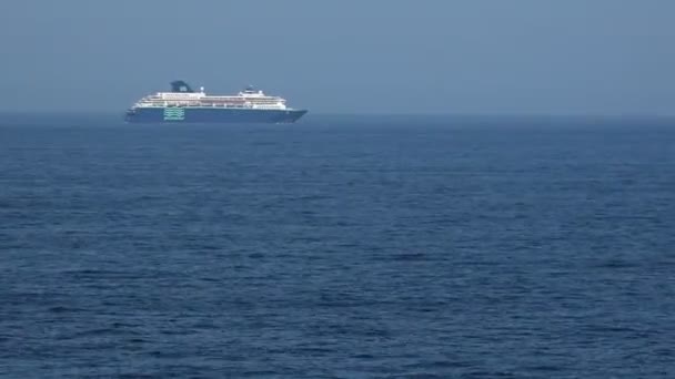 Μπλε και άσπρα μοντέρνα κρουισέ Ακτοπλοϊκά πανιά σε ατελείωτη θάλασσα — Αρχείο Βίντεο