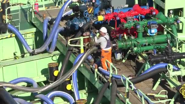 Homem navio qualificado trabalha com mangueira cinza no petroleiro — Vídeo de Stock