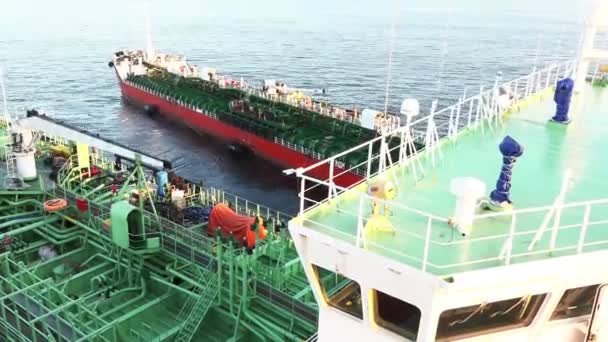 Современный нефтяной танкер отплывает от судна оставляя след — стоковое видео