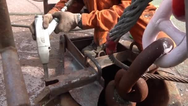 特別なジャンプスーツの労働者は容器要素から錆を取除く — ストック動画