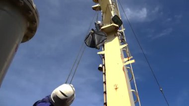 üniformalı yetenekli mühendis kuleye siyah gemi radar asansörleri