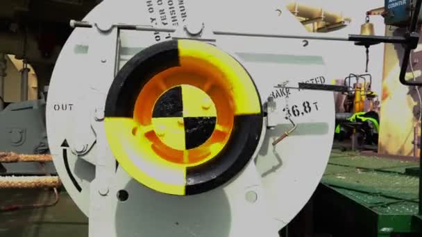 Žluté a černé kolo se otáčí na podporu šedé kovové — Stock video