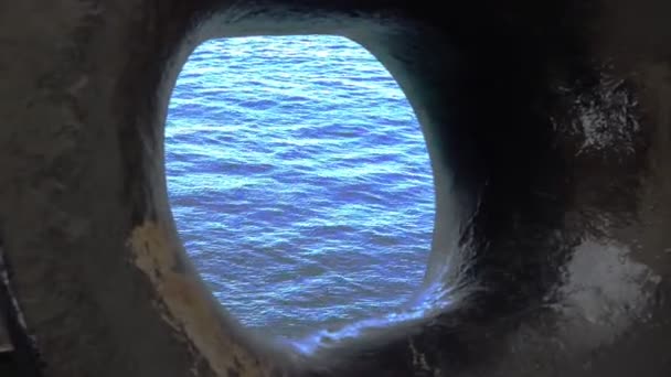 푸른 바다 물은 밝은 여름 햇빛 줌을 반영 — 비디오