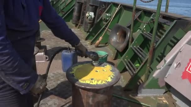 Человек в шлеме и специальных наушниках очищает элемент судна — стоковое видео