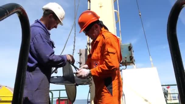 Trabajadores cualificados del buque cuelgan radar del buque a cuerda larga — Vídeos de Stock