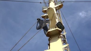 gemi anten yuvarlak radar çelik kulede halat üzerinde asılı