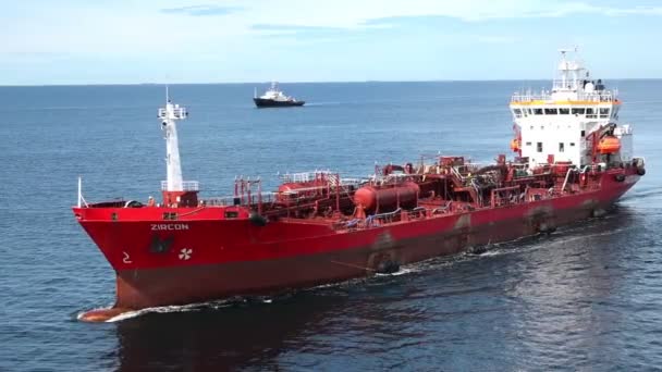 Petroleiro vermelho navega no mar contra lancha moderna — Vídeo de Stock