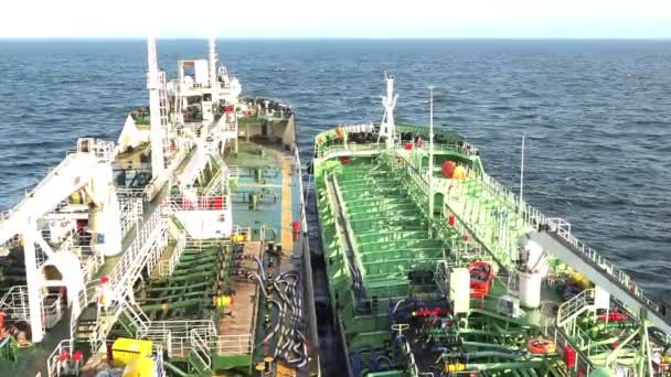 Modern olajszállító tartályhajók, amelyek különböző fémcsöveket — Stock videók