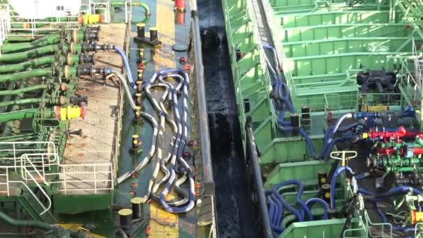 Petroleros con tuberías a la deriva rodeados de barriles — Vídeos de Stock