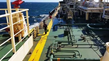 tulum deneyimli işçi petrol tankeri güverte boyunca yürüyor