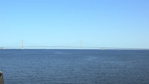 Arco de navio a granel com torre de aço branco contra ponte longa — Vídeo de Stock