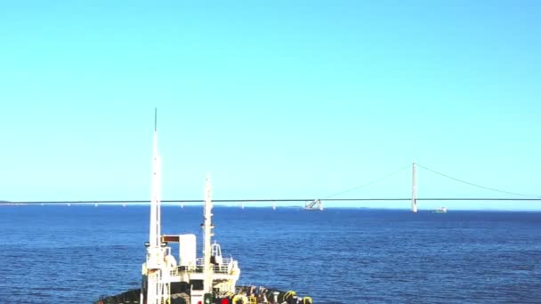 Silueta de puente con grandes soportes sobre un río sin fin — Vídeos de Stock