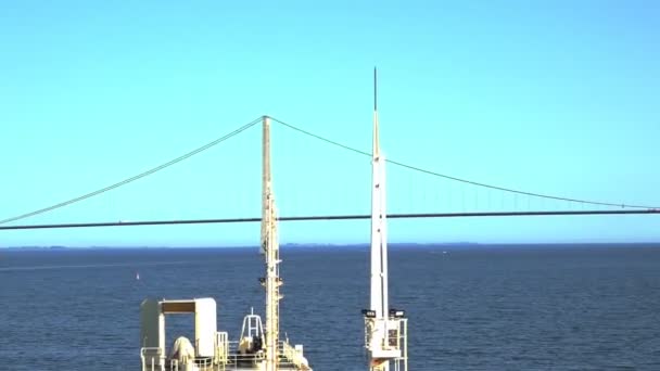 Puente largo con soportes sobre el río azul — Vídeos de Stock