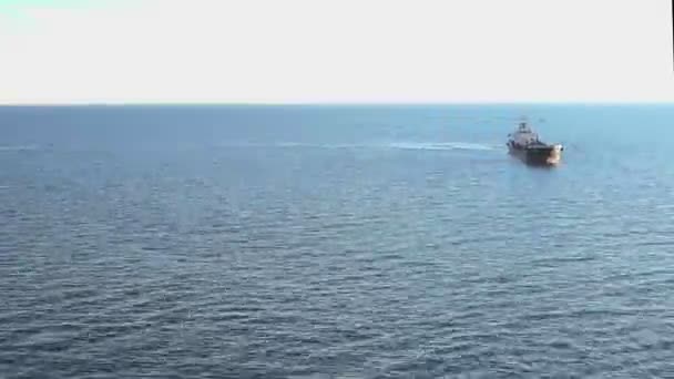 Μεγάλο σύγχρονο πετρελαιοφόρο πλέει σε βαθιά γαλάζια ατελείωτη θάλασσα — Αρχείο Βίντεο