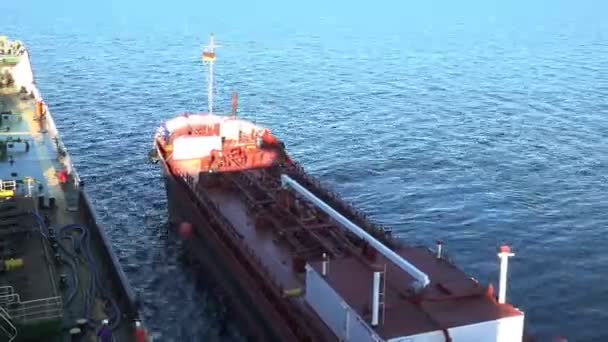 Petroliera rossa con paludi bianche per grandi navi in mare — Video Stock